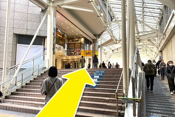 進まれますと階段がございますので、そちらを上ってください。