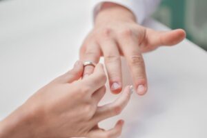 指輪の試着をする手元