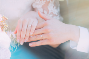 指輪をはめた新郎新婦の手元