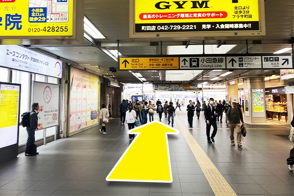 改札出て右に曲がった後、まっすぐ進みます。