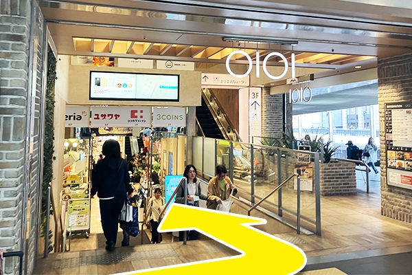左手に町田マルイは見えてきます。町田マルイの店舗入口にあたる階段を降りていきます。