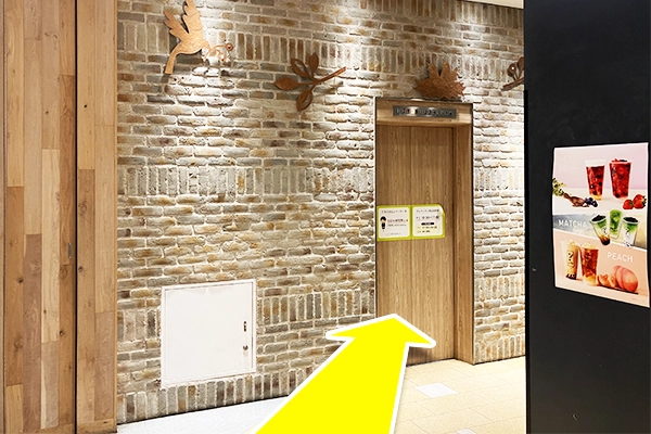 まっすぐ進み、右側のエレベーターで5Fまであがります。