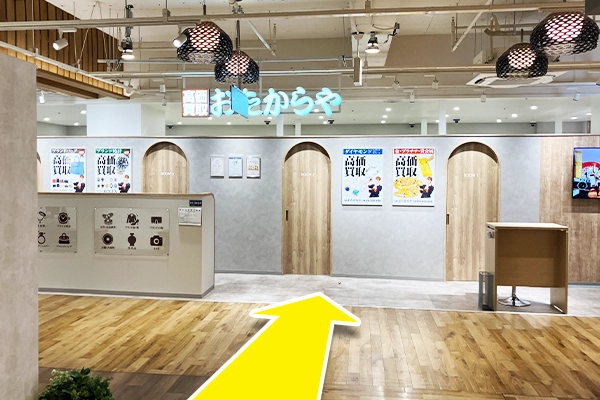 エレベーター降り正面におたからや 町田マルイ店がございます。