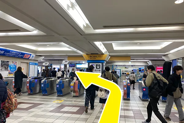 小田急西口改札を出て斜め左方向に道なりに進みます。