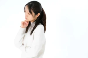 考え事をする女性