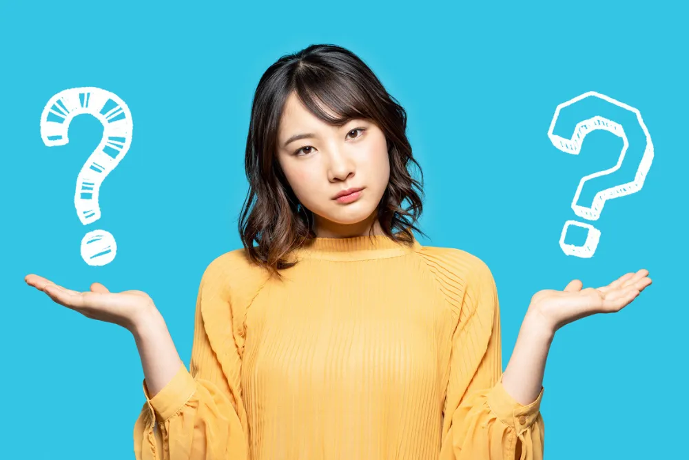 比較する女性