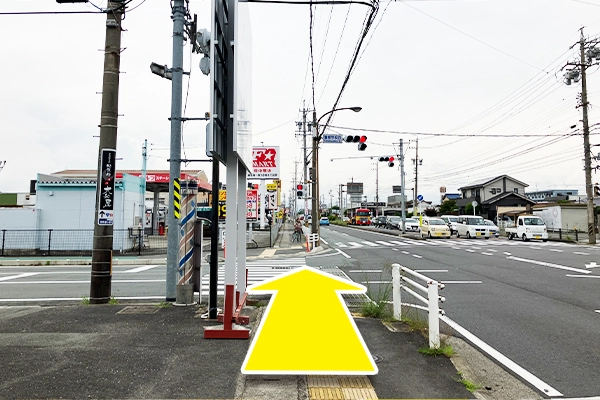 交差点をまっすぐ渡ります。