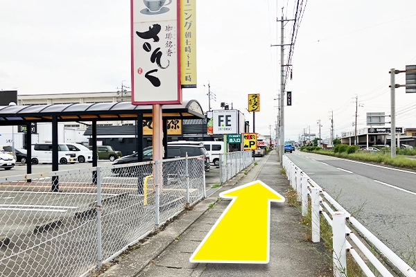 Fマート入り口通路を左に曲がり扉まで向かいます。