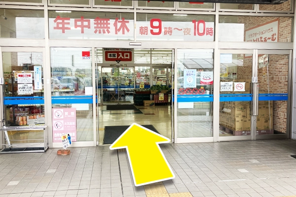 入店したら右へと曲がります。