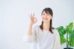 OKサインをする女性