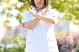 注意する女性