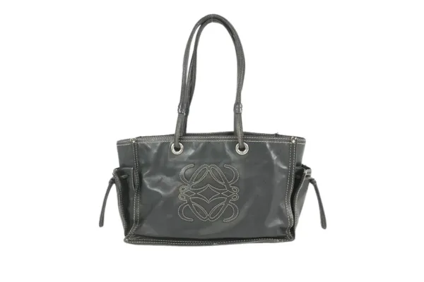 ロエベが安い国はどこ？価格差と実質コストを解説