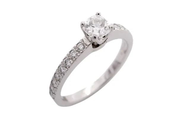 プリンセスカットのダイヤモンドとは？｜形状と魅力を解説