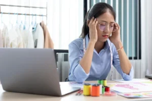 悩む女性