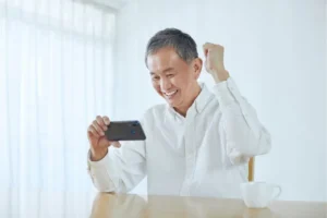 喜ぶ男性