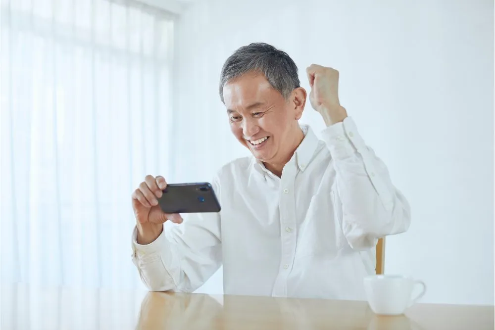 喜ぶ男性