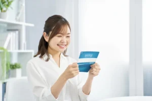 通帳を見る女性
