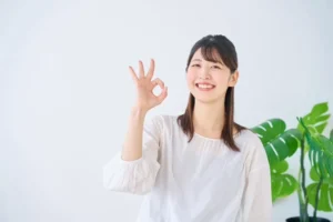 グッドサインを出す女性