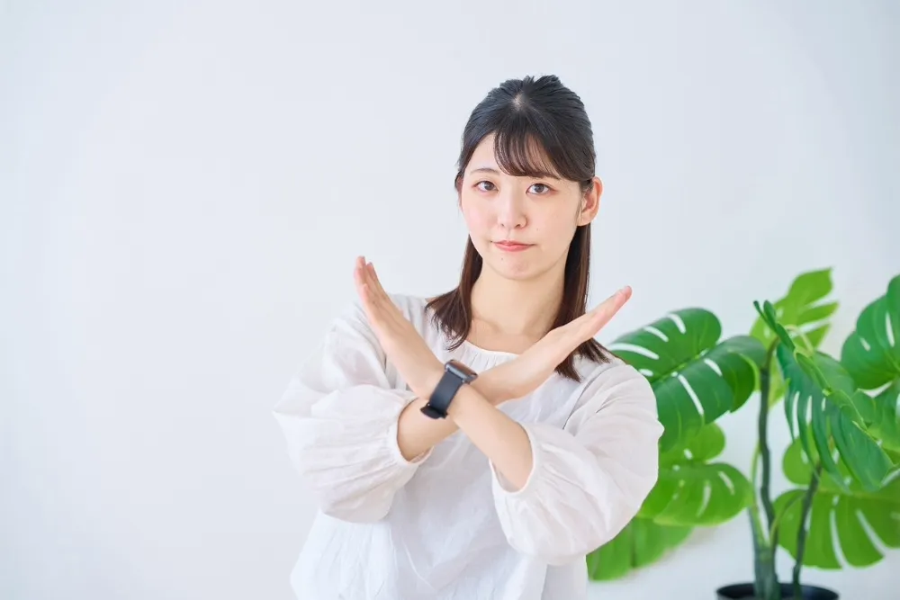 ばつ印を出す女性