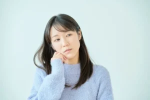 悩む女性