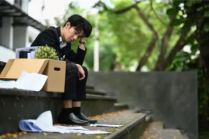 悩む男性