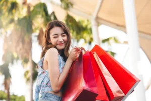 ショッピングを楽しむ女性