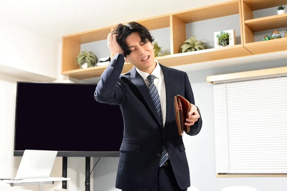 悩む男性