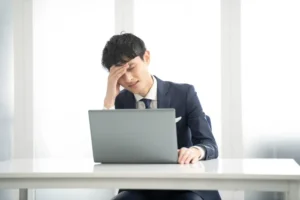 悩む男性