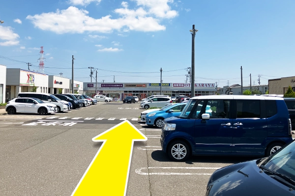 駐車場を真っ直ぐ進みます。