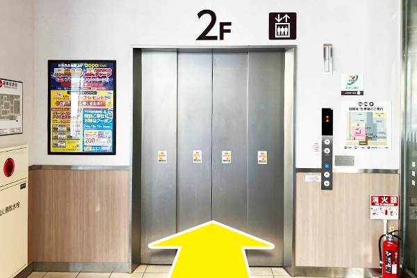 エレベーターで３階に上がります。