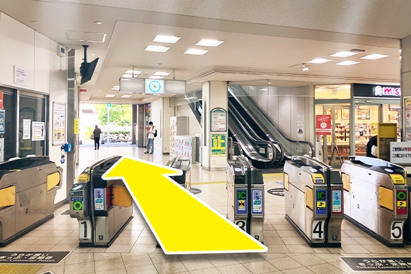 近鉄大和高田駅の改札を出てまっすぐ進みます。