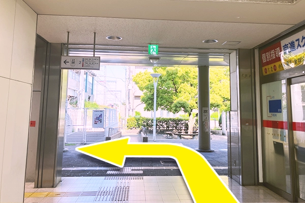 駅出口を左側に曲がります。