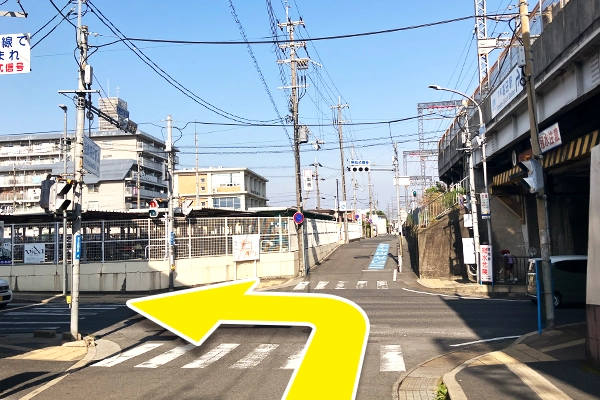 近鉄高田駅北を左に曲がります。