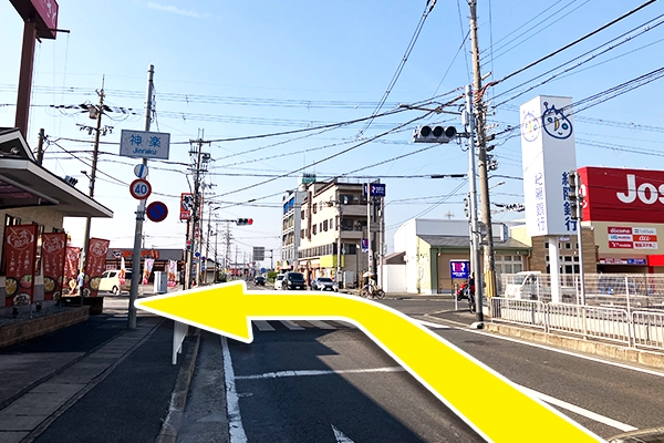 神楽を左に曲がります。