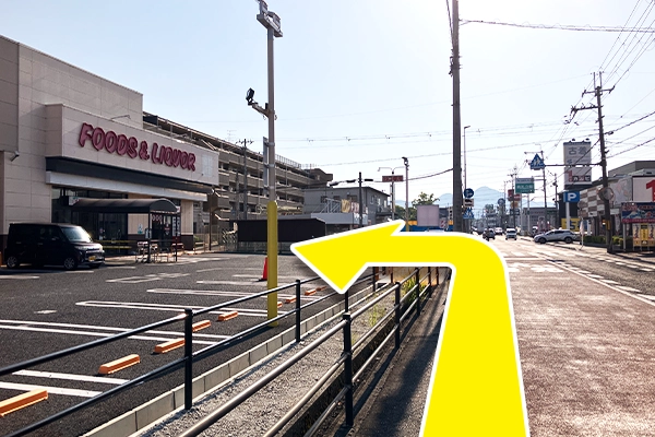 まっすぐ進むと左手にオークワ高田神楽店が見えてきます。