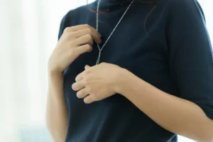 黒い服装の女性