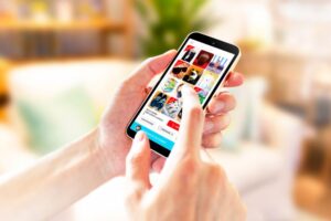 スマホでフリマアプリを見る手元