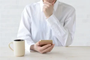 スマホを見ながら考える人
