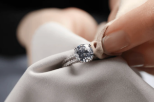 ダイヤリングを磨く手元