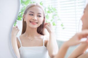 ネックレスをつける女性