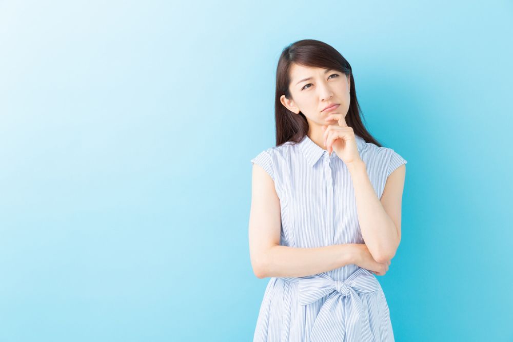 ノースリーブを着た考える女性