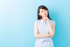 ノースリーブを着た考える女性