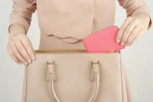 バッグと財布を持つ女性