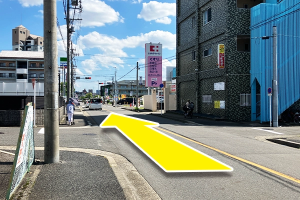 ドラッグストアコスモス中丸店を右手にしてまっすぐ進みます。
