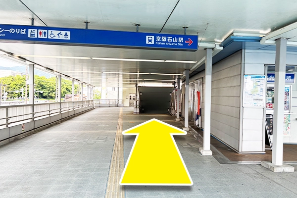 右側に見える階段をおります。

