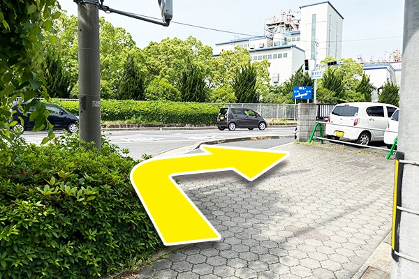 国道1号線が見えるので右に曲がります。左側に東レが見えるよう1号線沿いを歩きます。