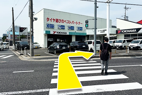 信号を渡り右に曲がります。