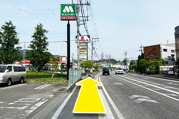 そのまままっすぐ進みます。
