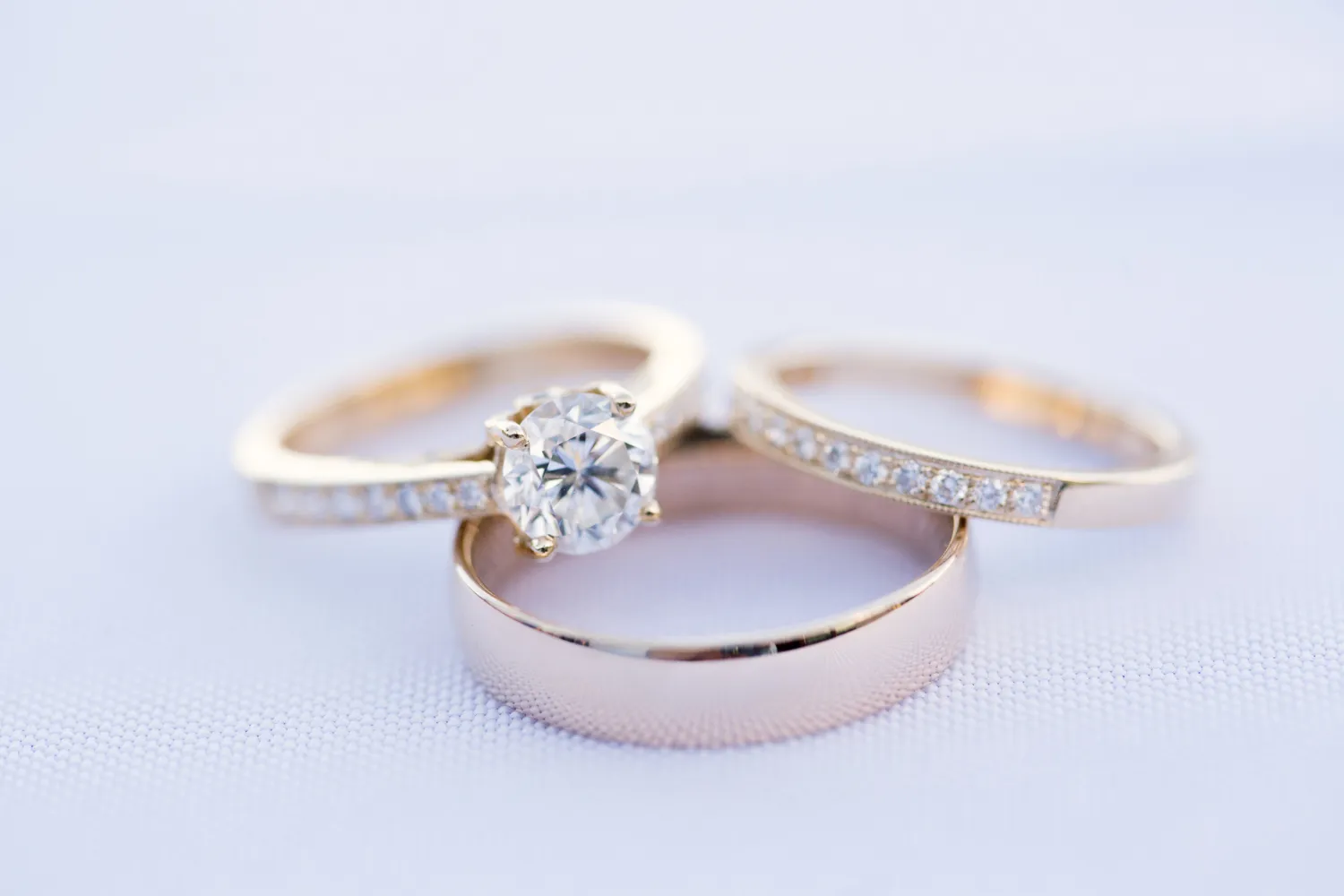 メレダイヤとは？意味・特徴・価値や人気の結婚・婚約指輪デザインを紹介