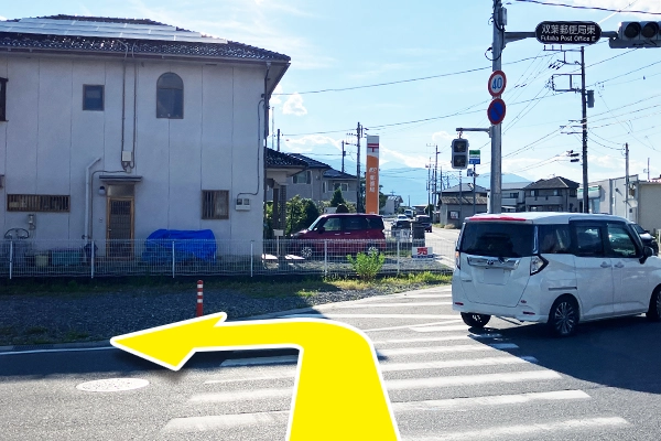 右折後、ファミリーマートがある十字路で信号を渡り左折し進みます。
